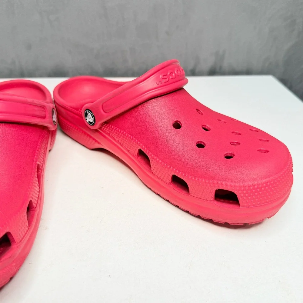 Crocs Classic Clogs Kids Unisex Size M8 W10 Raspberry Pink Slip On Water Shoes